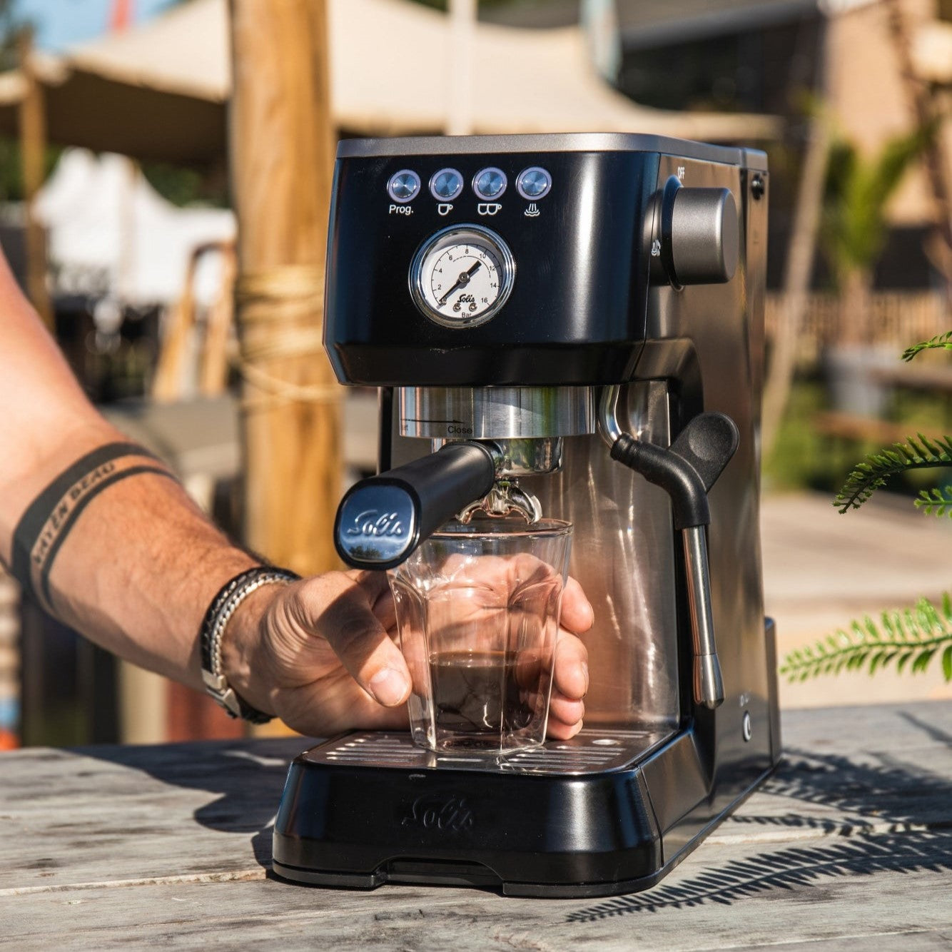 Solis Barista Perfetta Plus Espressomaschine Schwarz – Outdoor Lifestyle mit frisch gebrühtem Espresso