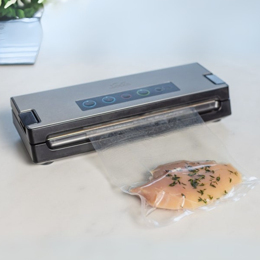 Solis Vac Premium Vakuumierer vakuumiert Hähnchenbrust mit Kräutern im Beutel