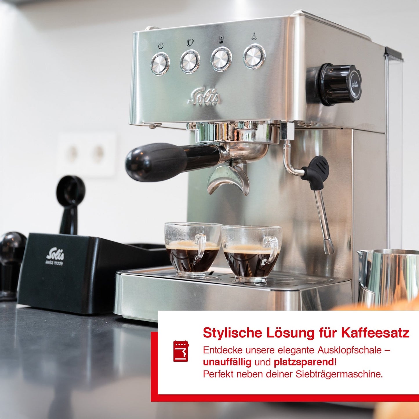 Solis Ausklopfschale neben Espressomaschine – stilvolle und platzsparende Lösung für Kaffeesatz.