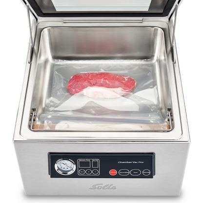 Solis Chamber Vac Pro Vakuumiergerät mit vakuumiertem Stück Fleisch im Beutel