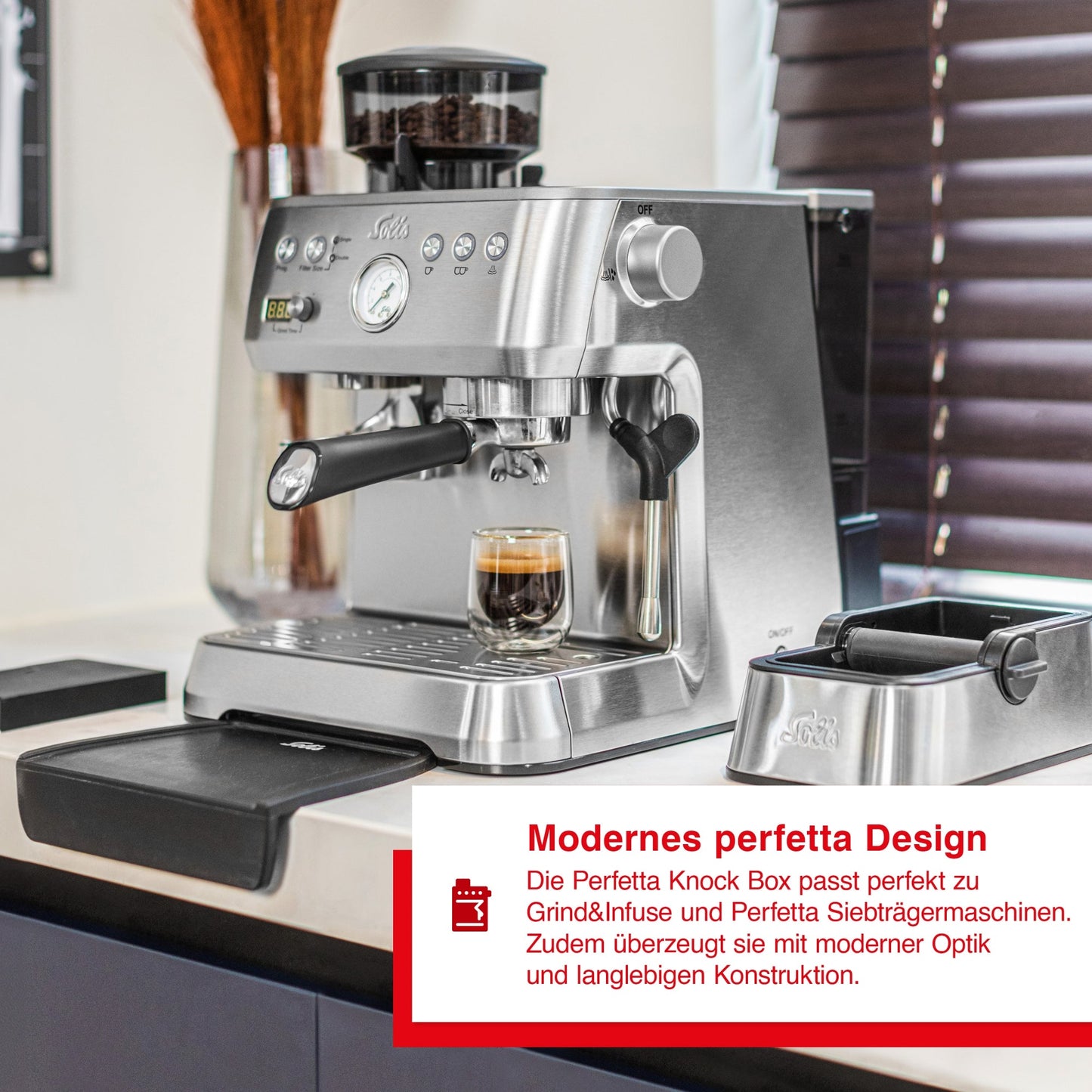 Solis Perfetta Ausklopfschale neben Espressomaschine mit Hinweis auf modernes Design