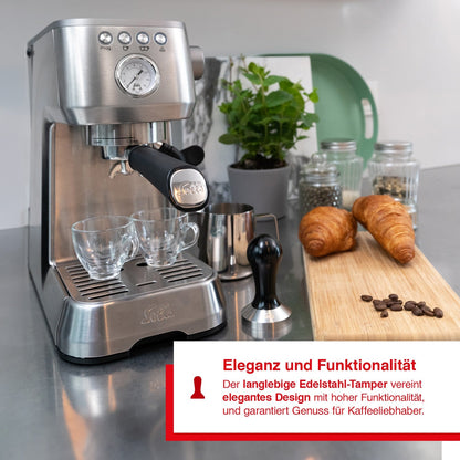 Solis 51-mm-Tamper neben Espressomaschine, elegantes und funktionales Edelstahldesign.