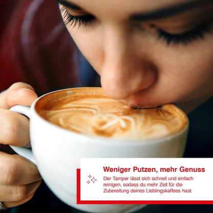 Frau genießt frisch gebrühten Kaffee – weniger Putzen, mehr Genuss mit dem Solis Tamper.
