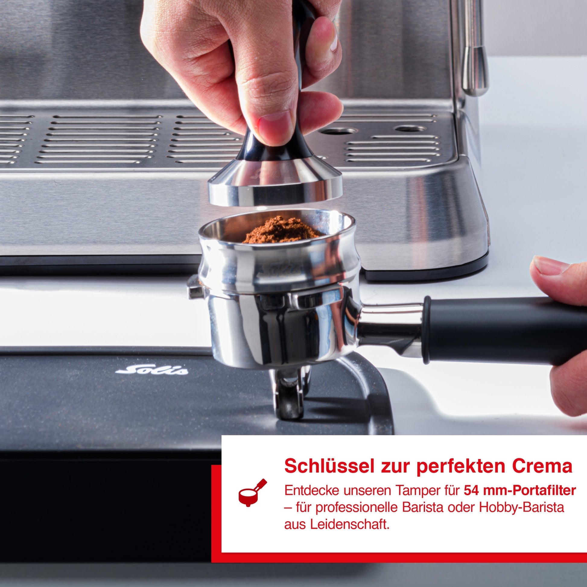 Barista verwendet den Solis 54-mm-Tamper am Siebträger für eine perfekte Crema.