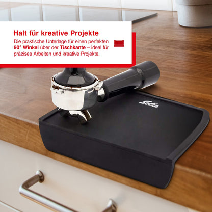 Solis Tampingmatte mit Siebträger über Tischkante für präzises Tampen